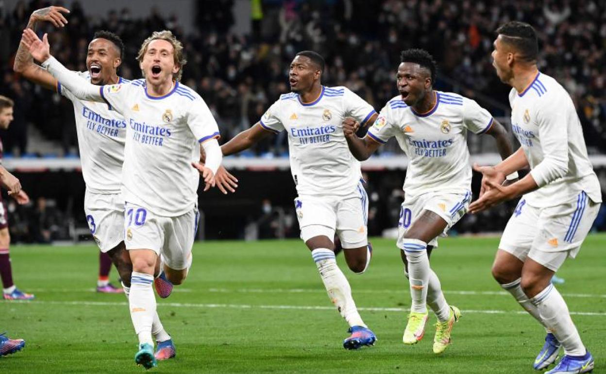 Los jugadores del Madrid celebran el gol de Modric a la Real.