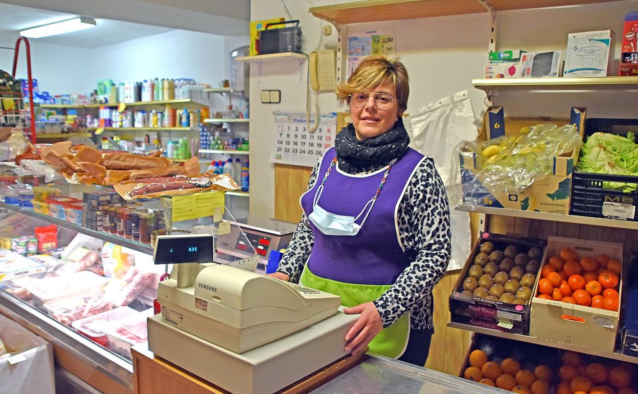 Cándida Moreno Vicente en su tienda de Cornago. 