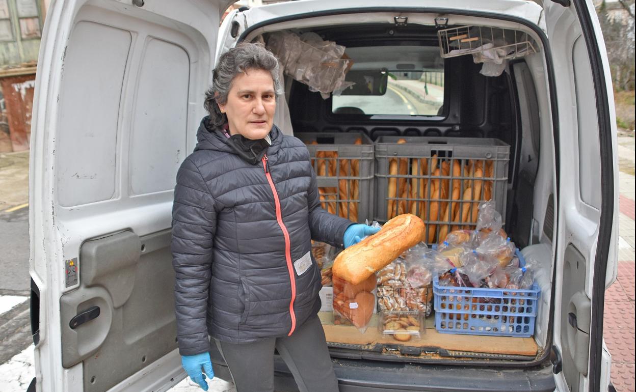 Maricarmen Torrecilla Vidaurreta repartiendo en Cervera. 