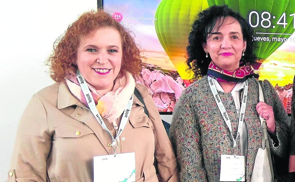 Dolores Cima y Mar García, en el acceso a un congreso. 