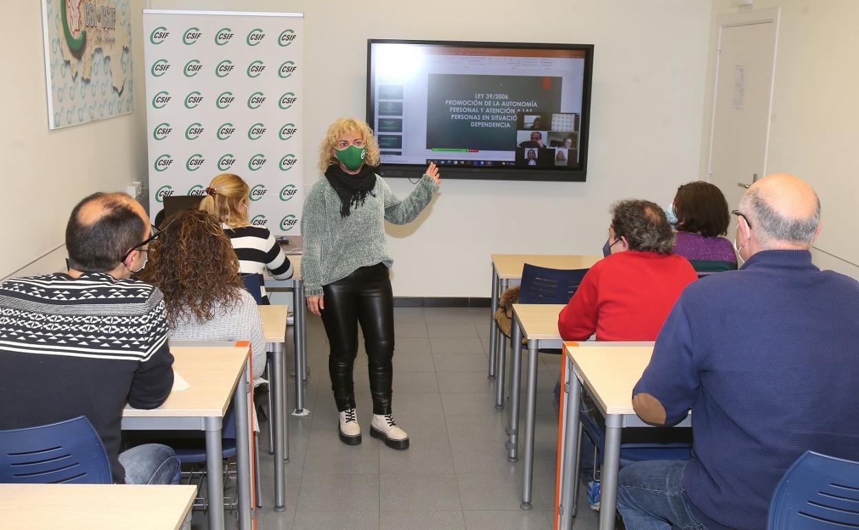 Imagen de una de las aulas de la CSIF en La Rioja, en un curso que combina la formación presencial con la 'on line'. 