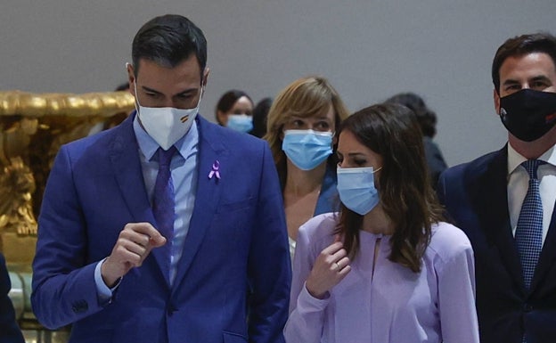 El presidente del Gobierno, Pedro Sánchez, y la ministra de Igualdad, Irene Montero, en el acto previo del 8-M, en Madrid.