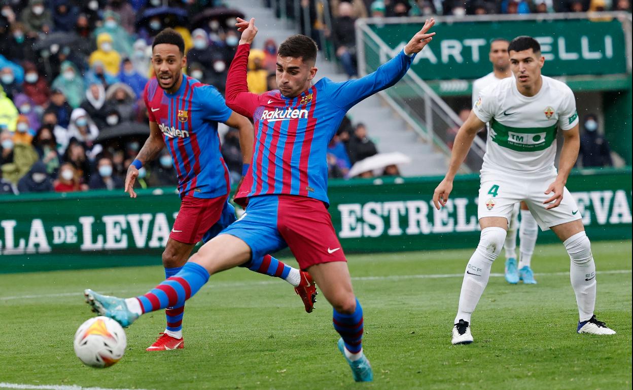 Ferran Torres remata a gol en el partido ante el Elche.