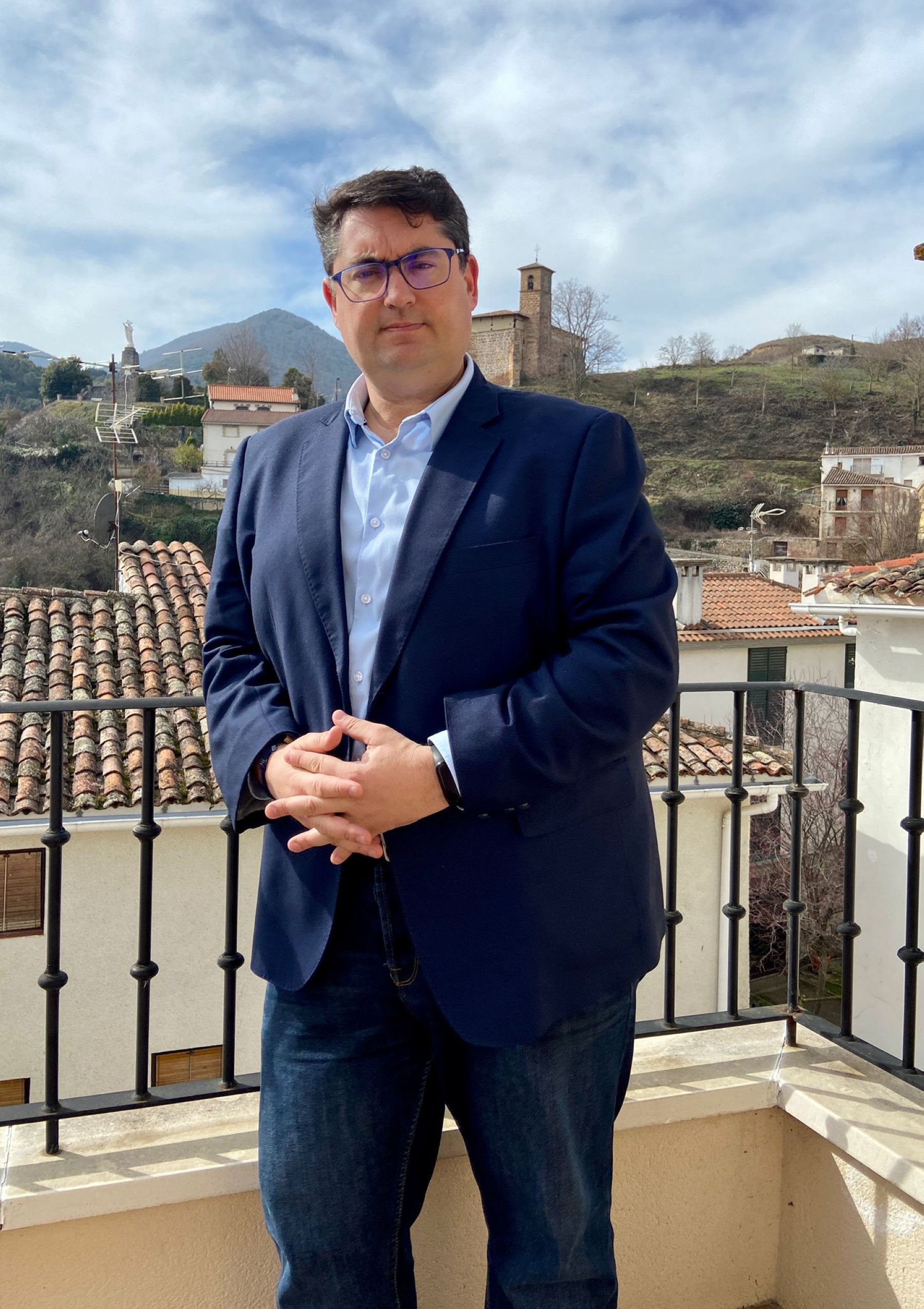 El alcalde de Torrecilla en Cameros, Sergio Martínez Astola, posa en su localidad. 
