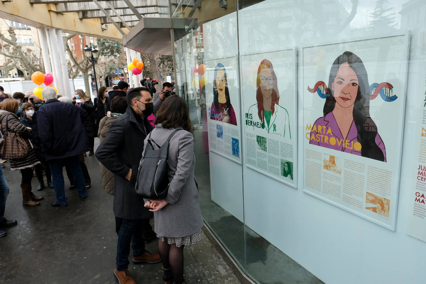 Seis riojanas asoman a las exposición 'Mujeres en la Ciencia en La Rioja', cuyos retratos ilustrados por la también riojana Tamara Mendaza se pueden ver en El Espolón logroñés (en el escaparate de la Oficina de Turismo) hasta el próximo 2 de mayo. 