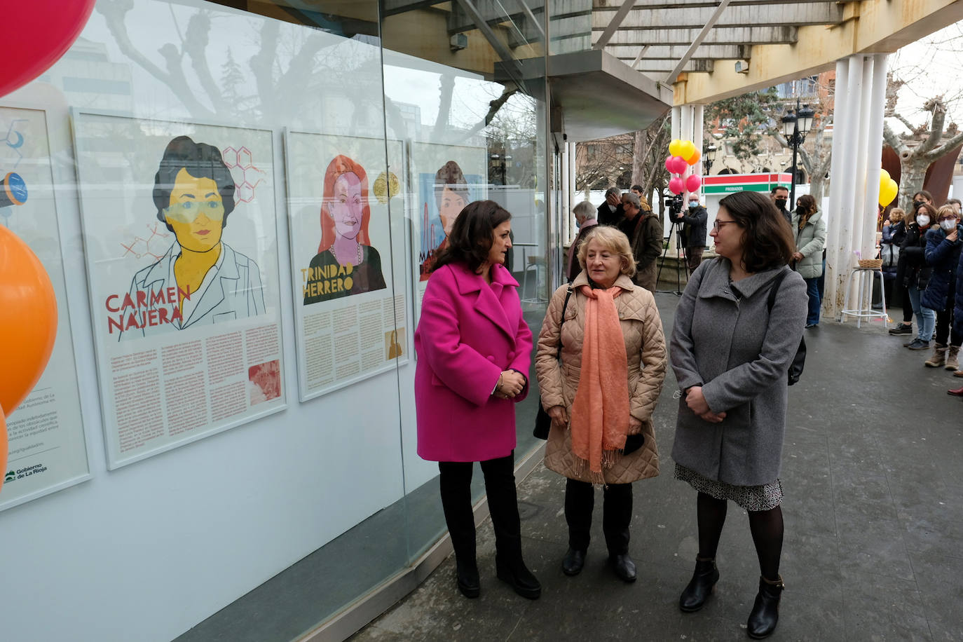 Seis riojanas asoman a las exposición 'Mujeres en la Ciencia en La Rioja', cuyos retratos ilustrados por la también riojana Tamara Mendaza se pueden ver en El Espolón logroñés (en el escaparate de la Oficina de Turismo) hasta el próximo 2 de mayo. 