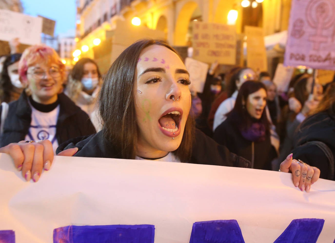 Fotos: La marea morada recorre las calles de Logroño en un esperado 8M