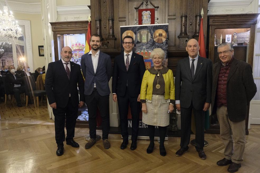 La Junta de Gobierno del Centro Riojano de Madrid posa en el acto de clausura del 120 aniversario. 
