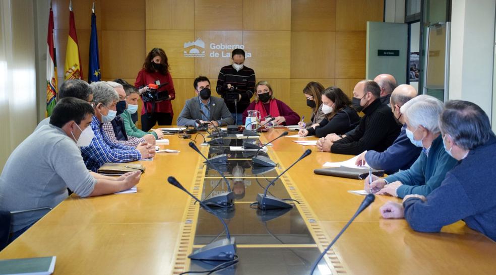 Agricultores y responsables de los cotos de caza de los pueblos del Moncalvillo, reunidos con el Gobierno de La Rioja el pasado martes. 