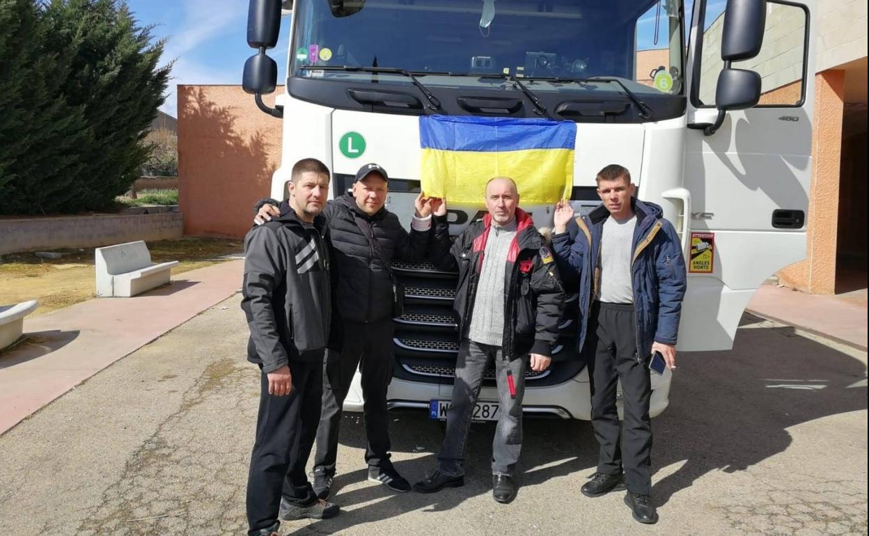 Los voluntarios ucranianos que llenaron el primer camión con ayuda. 