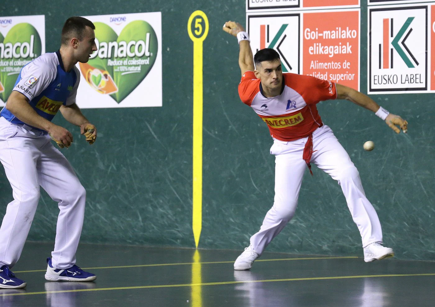 Víctor se prepara para golpear la pelota. 