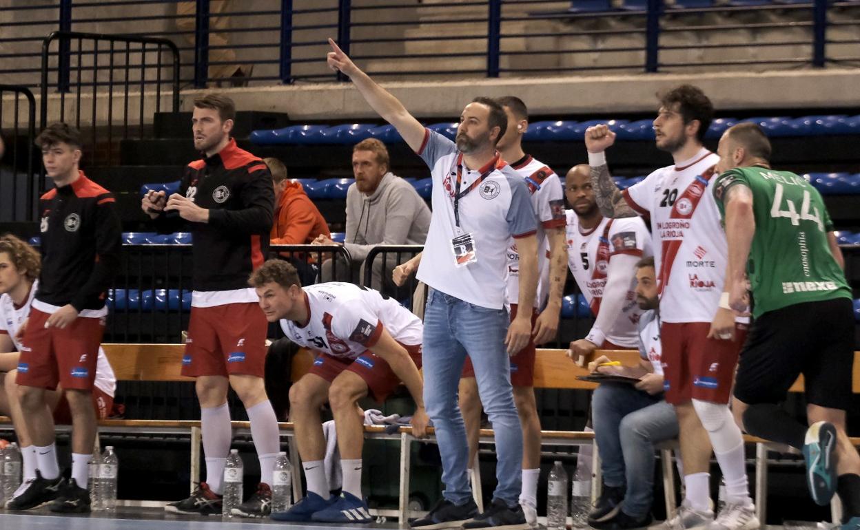 Miguel Ángel Velasco da una instrucción en el encuentro en el Palacio ante el Nexe croata. 