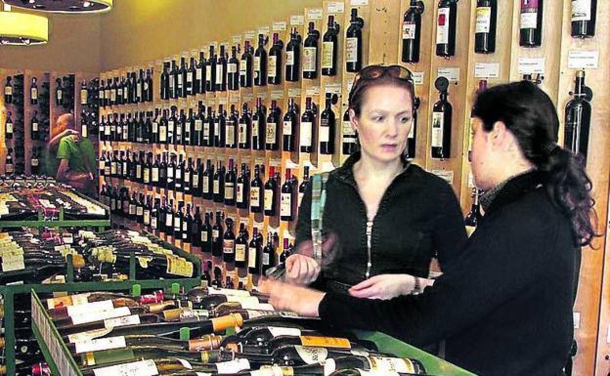 Establecimiento con distintas botellas de vino. 