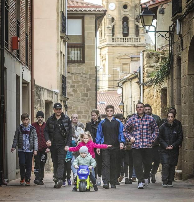 Los ucranianos caminan por la calle Mesones de Ábalos