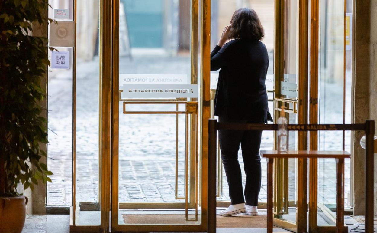 La consejera encargada de la transparencia, Raquel Romero, abandona el Parlamento durante una sesión. 