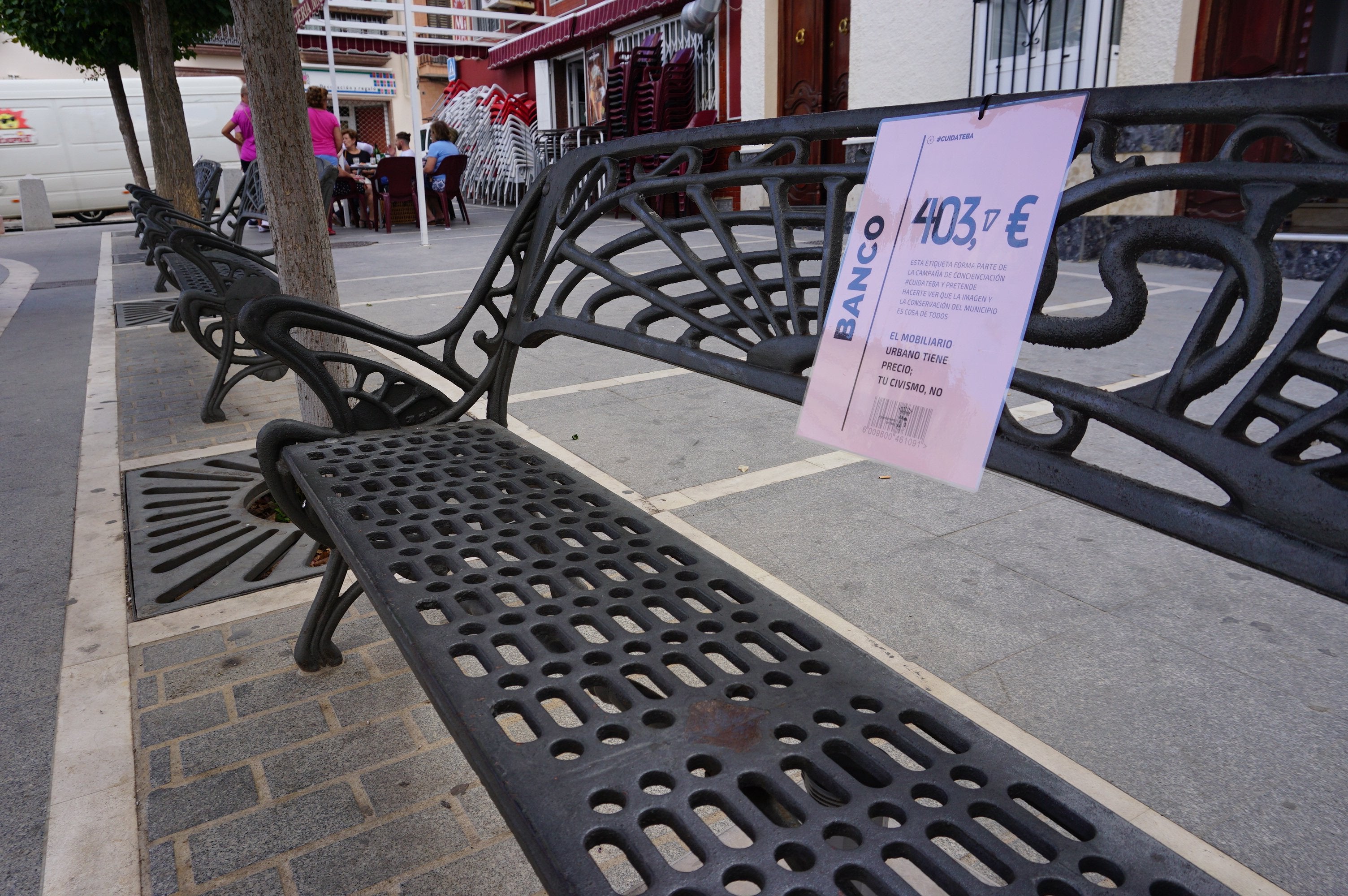 Imagen principal - Arriba: Un banco etiquetado con su precio en el marco de la campaña #cuidateba. Abajo: Dos de los carteles de concienciación sobre el cuidado de los espacios públicos de la Comunidad de Madrid vandalizados.