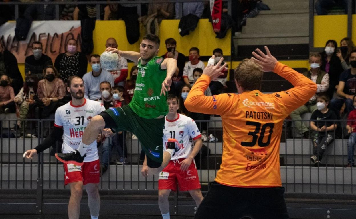 Álex Rubino se eleva para marcar al Nava. 