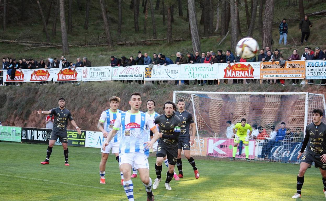 El blanquiazul Miguel se dispone a recibir un balón en las cercanías del área de los cántabros. 