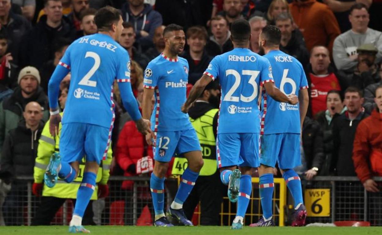 Renan Lodi celebra su gol al Manchester United.