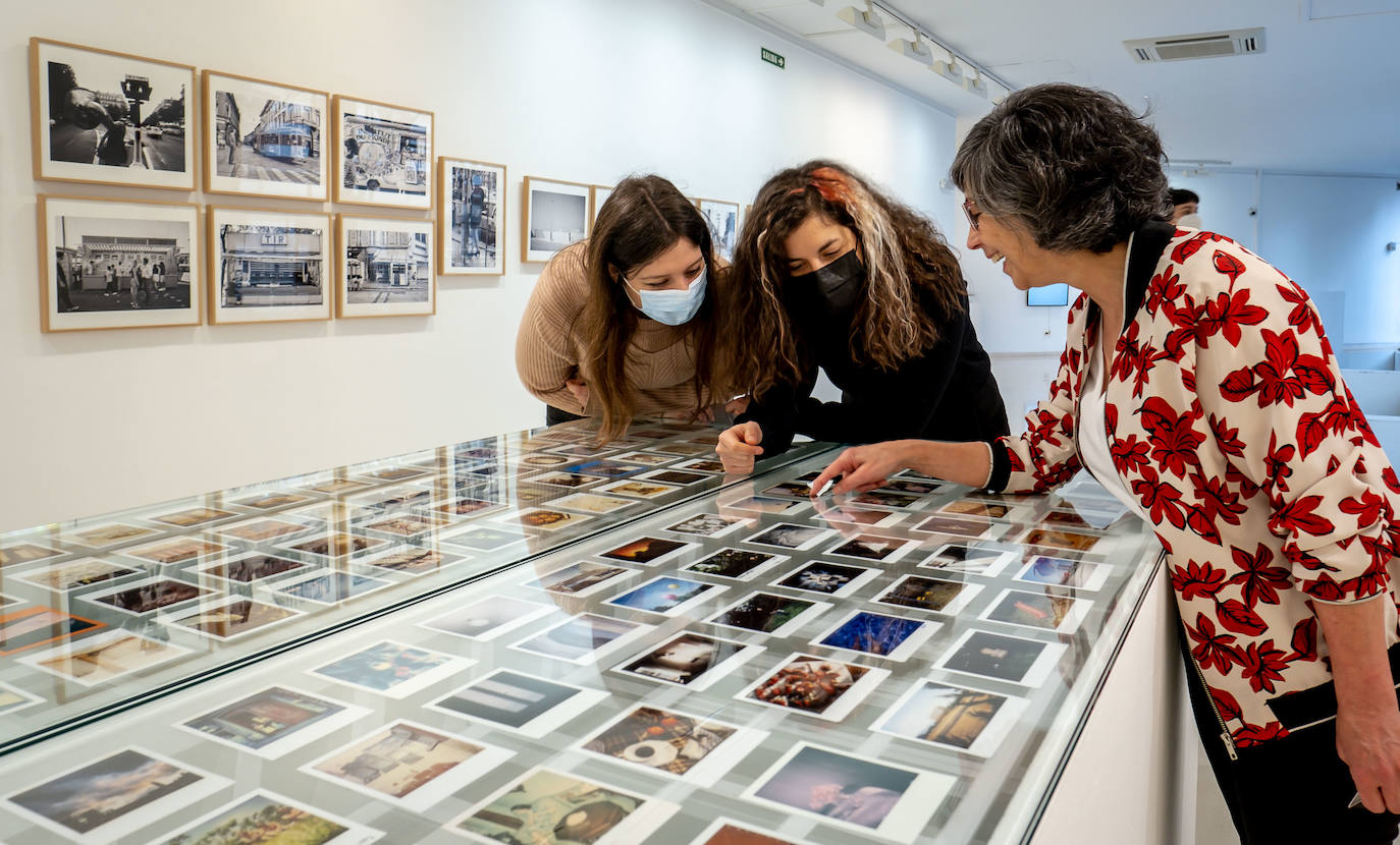 La exposición 'Teresa Rodríguez. Solo fotografías' recoge un centenar de imágenes captadas por la creadora logroñesa a lo largo de su vida y puede visitarse en la Sala de Exposiciones del Ayuntamiento de Logroño hasta el 24 de abril.