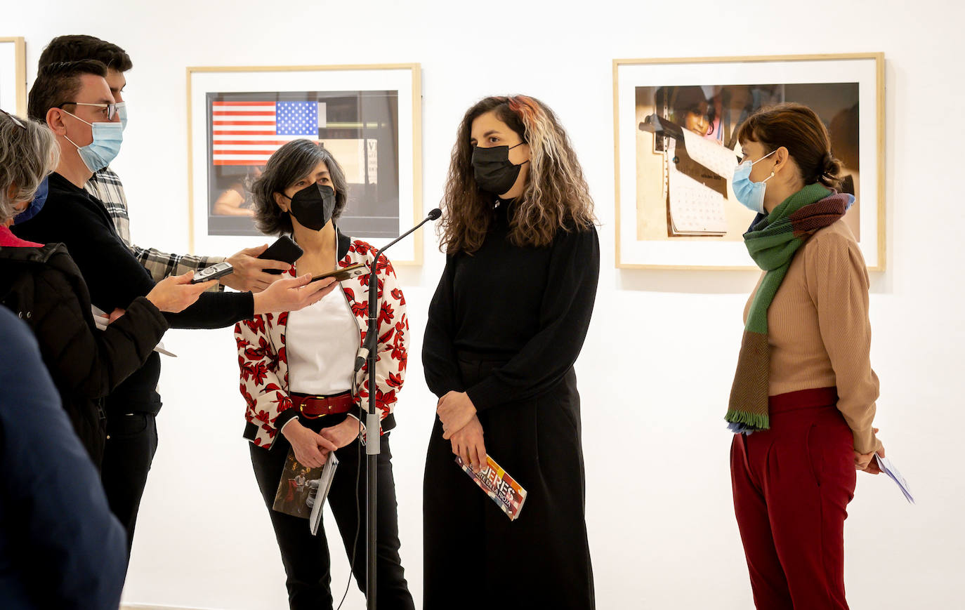 La exposición 'Teresa Rodríguez. Solo fotografías' recoge un centenar de imágenes captadas por la creadora logroñesa a lo largo de su vida y puede visitarse en la Sala de Exposiciones del Ayuntamiento de Logroño hasta el 24 de abril.