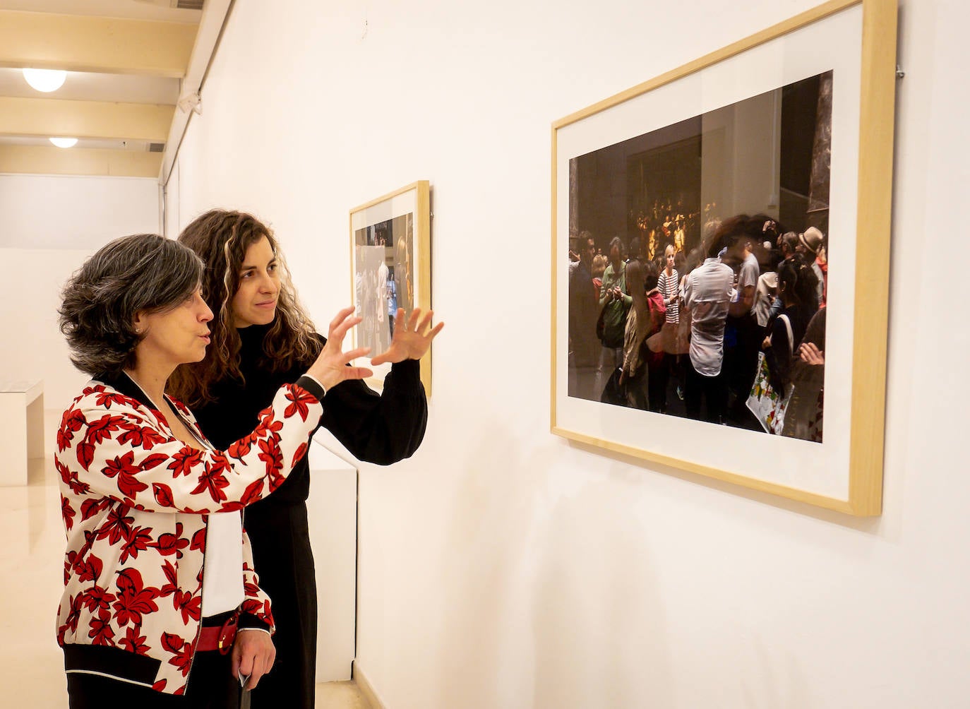 La exposición 'Teresa Rodríguez. Solo fotografías' recoge un centenar de imágenes captadas por la creadora logroñesa a lo largo de su vida y puede visitarse en la Sala de Exposiciones del Ayuntamiento de Logroño hasta el 24 de abril.