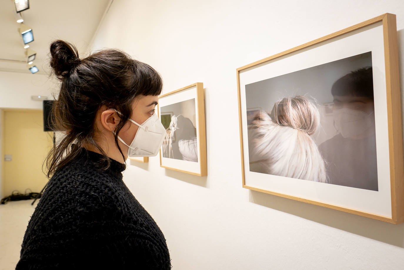 La exposición 'Teresa Rodríguez. Solo fotografías' recoge un centenar de imágenes captadas por la creadora logroñesa a lo largo de su vida y puede visitarse en la Sala de Exposiciones del Ayuntamiento de Logroño hasta el 24 de abril.