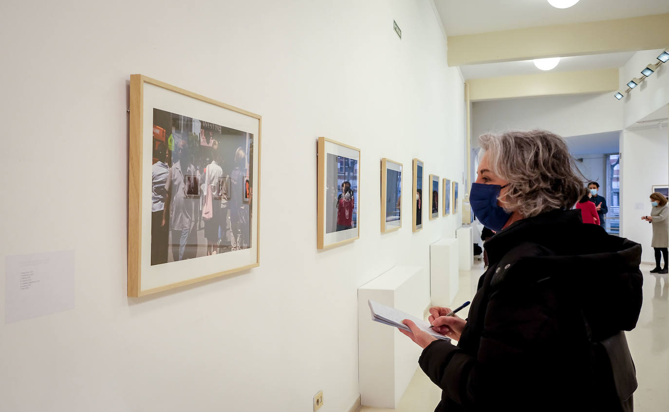 La exposición 'Teresa Rodríguez. Solo fotografías' recoge un centenar de imágenes captadas por la creadora logroñesa a lo largo de su vida y puede visitarse en la Sala de Exposiciones del Ayuntamiento de Logroño hasta el 24 de abril.