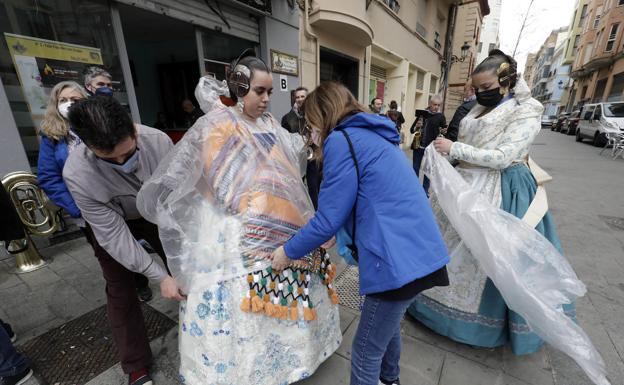 Imagen principal - Preparativos para las fallas. 