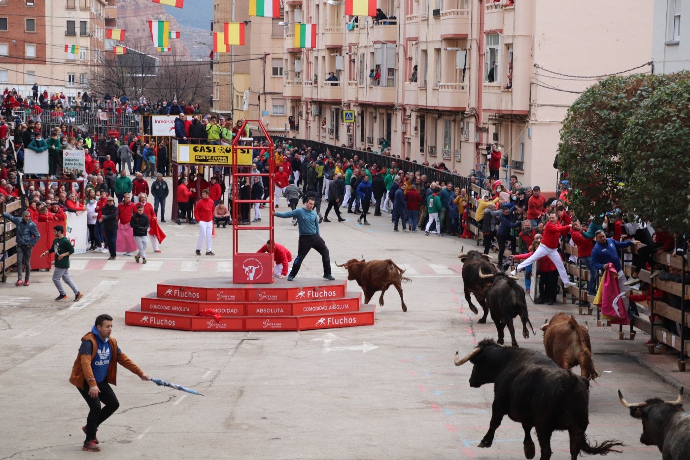 El público volvió a llenar a ambos lados de los burladeros la última suelta de reses bravas, con la que comenzó ayer la cuarta y última jornada de estas fiestas de San José. 