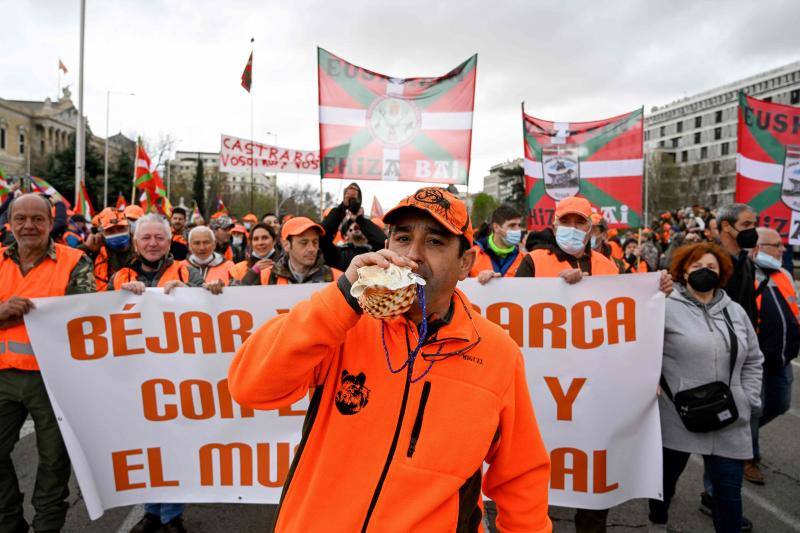 Los gritos contra el Gobierno, que son muchos, también se mezclan con peticiones desesperadas de auxilio.