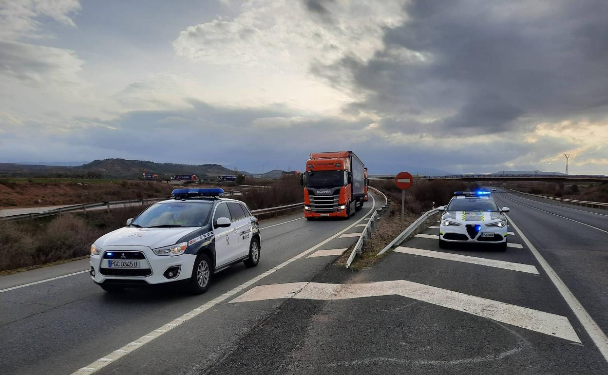 La Guardia Civil escolta desde La Rioja 33 vehículos articulados «para garantizar el abastecimiento»