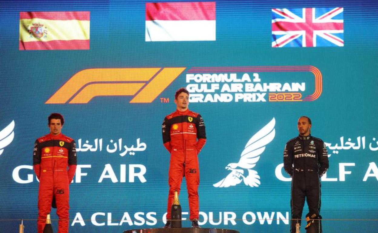 Carlos Sainz, Charles Leclerc y Lewis Hamilton, en el podio del circuito de Shakir. 