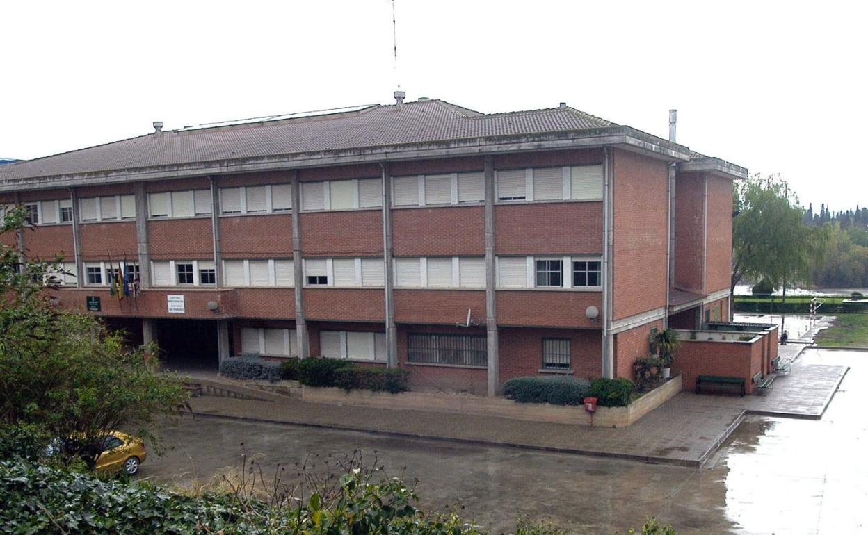 Colegio San Francisco, junto a la Ribera del Ebro. 