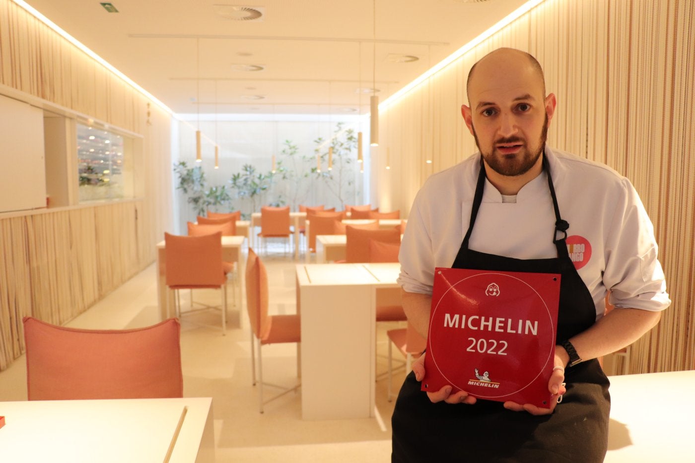 El alfareño Cristóbal Castillo ya exhibe la placa del galardón Michelin en su restaurante. 