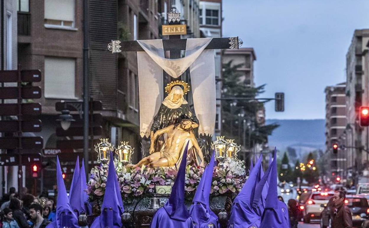 La Piedad procesiona por las inmediaciones de la iglesia de Valvanera. 