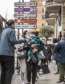 Imagen secundaria 2 - Llega el primer autobús de refugiados a La Rioja