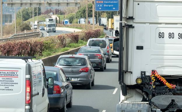 La segunda 'marcha lenta' de los transportistas riojanos, con la mitad de camiones