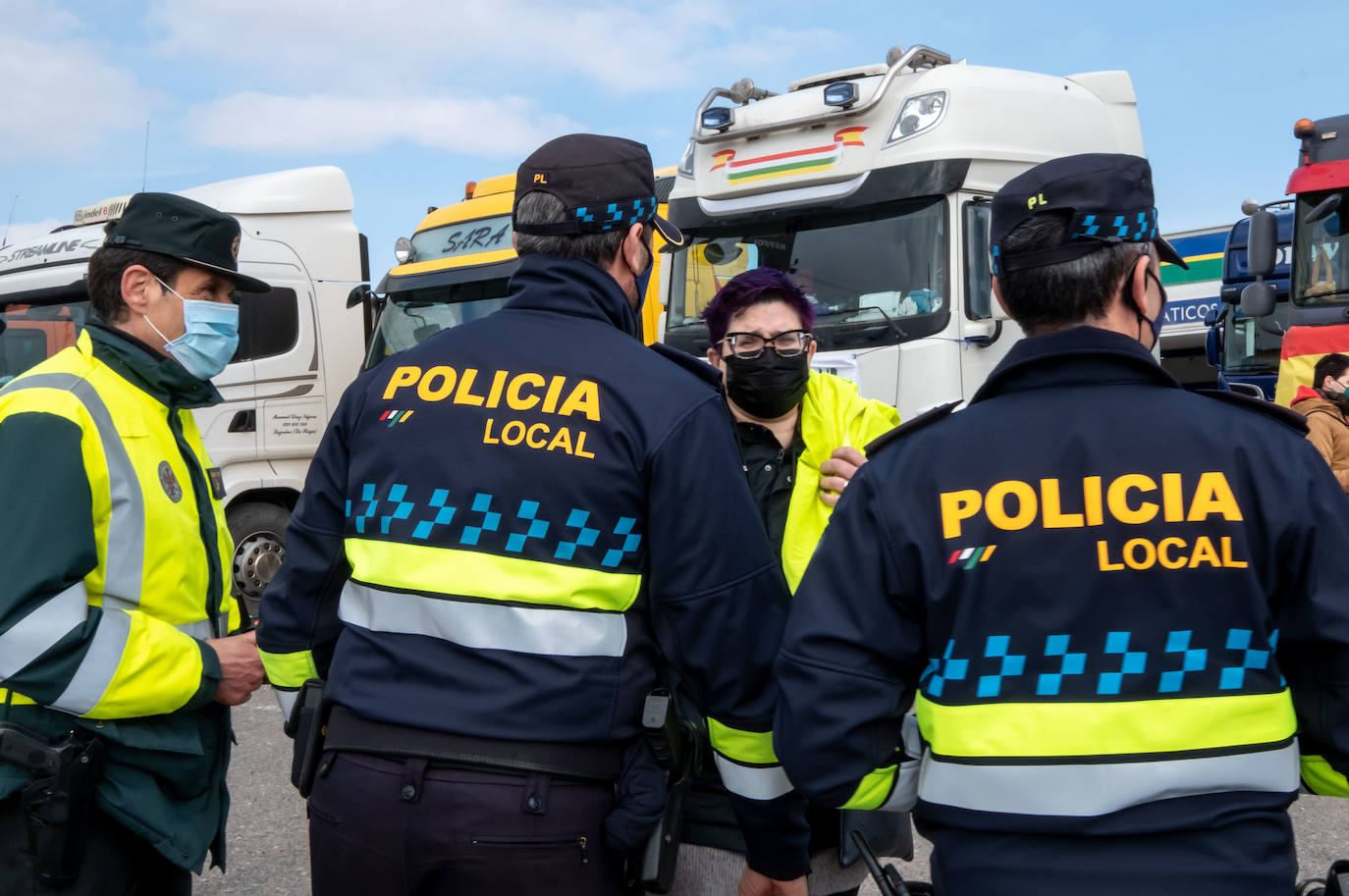 En la segunda protesta por la circunvalación de la capital han participado 41 camiones, dos furgonetas y dos coches. 