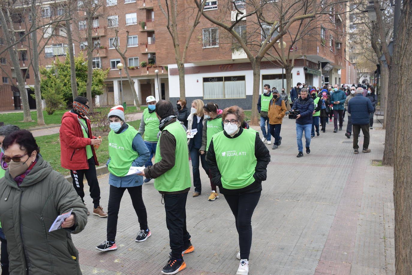 Se reanudan los 'Paseos saludables' del barrio Madre de Dios después de dos años. En este primer paseo han participado 70 personas.