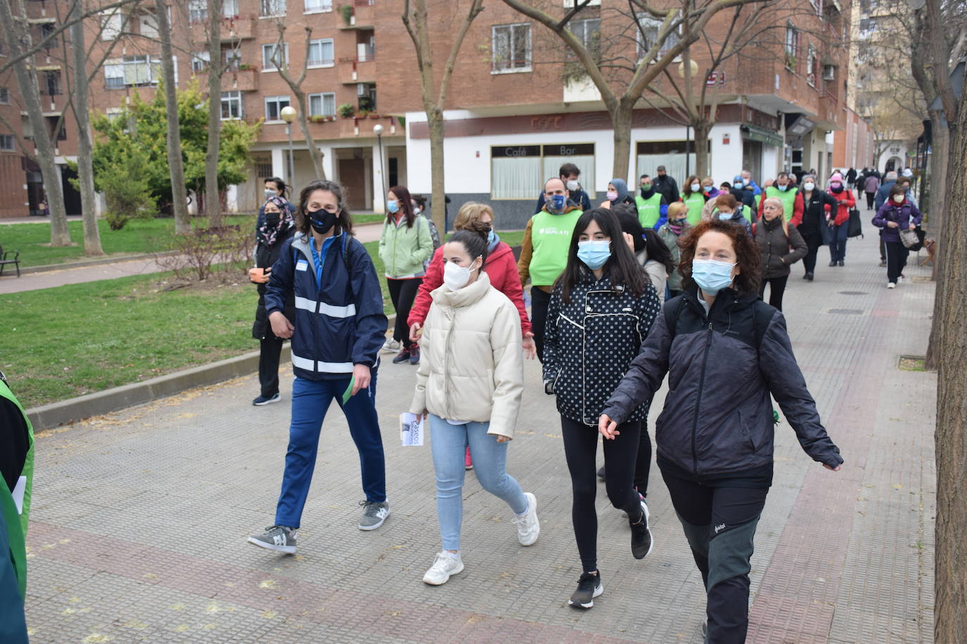 Se reanudan los 'Paseos saludables' del barrio Madre de Dios después de dos años. En este primer paseo han participado 70 personas.