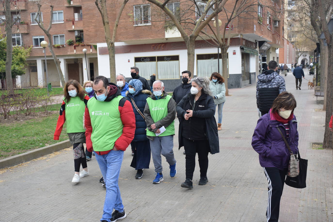 Se reanudan los 'Paseos saludables' del barrio Madre de Dios después de dos años. En este primer paseo han participado 70 personas.