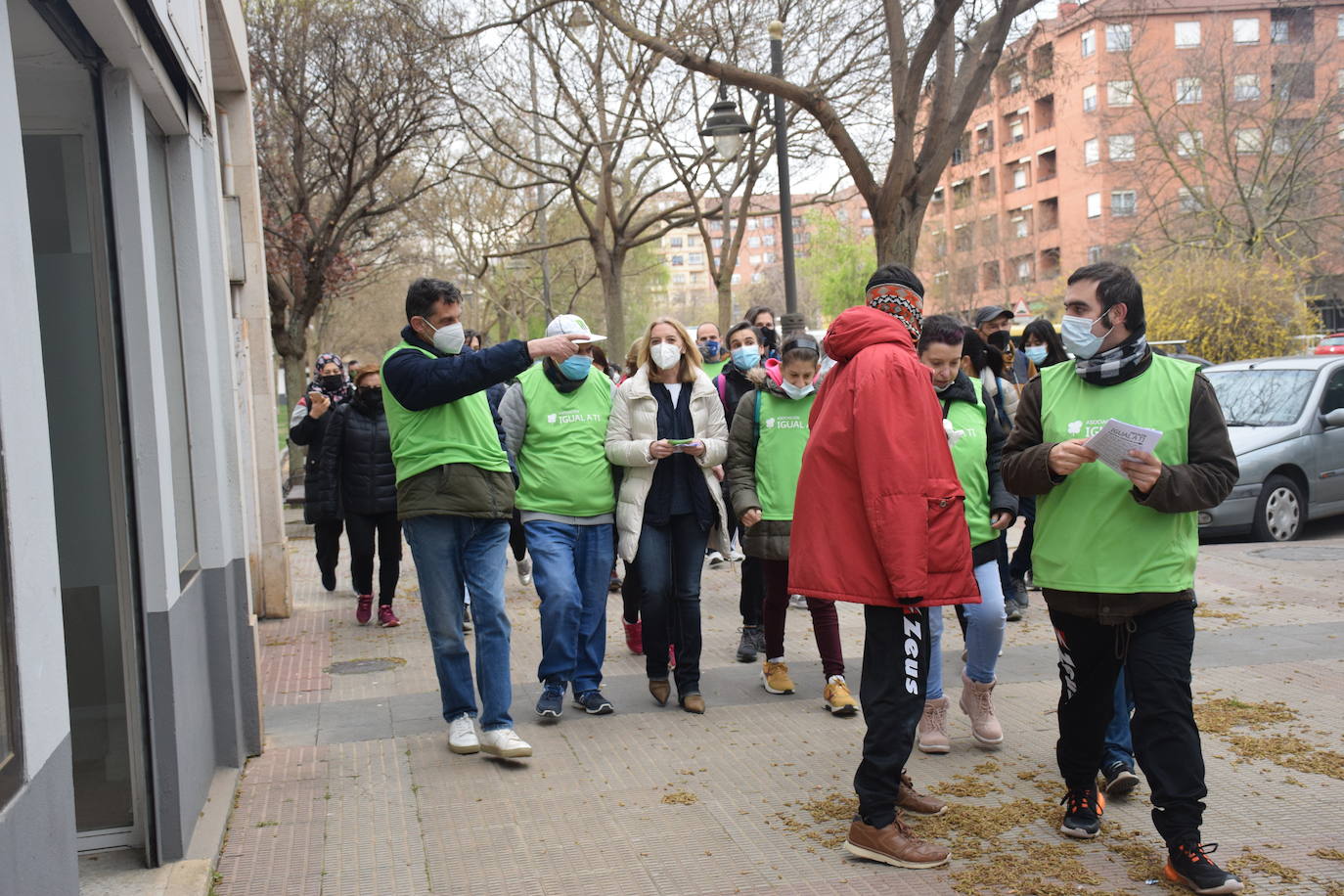 Se reanudan los 'Paseos saludables' del barrio Madre de Dios después de dos años. En este primer paseo han participado 70 personas.