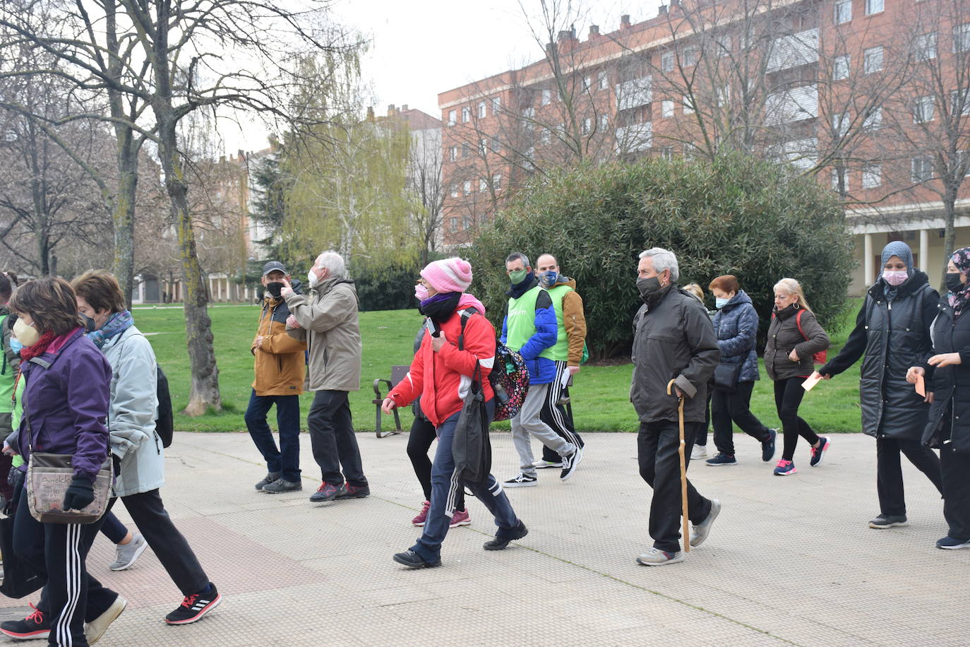 Se reanudan los 'Paseos saludables' del barrio Madre de Dios después de dos años. En este primer paseo han participado 70 personas.