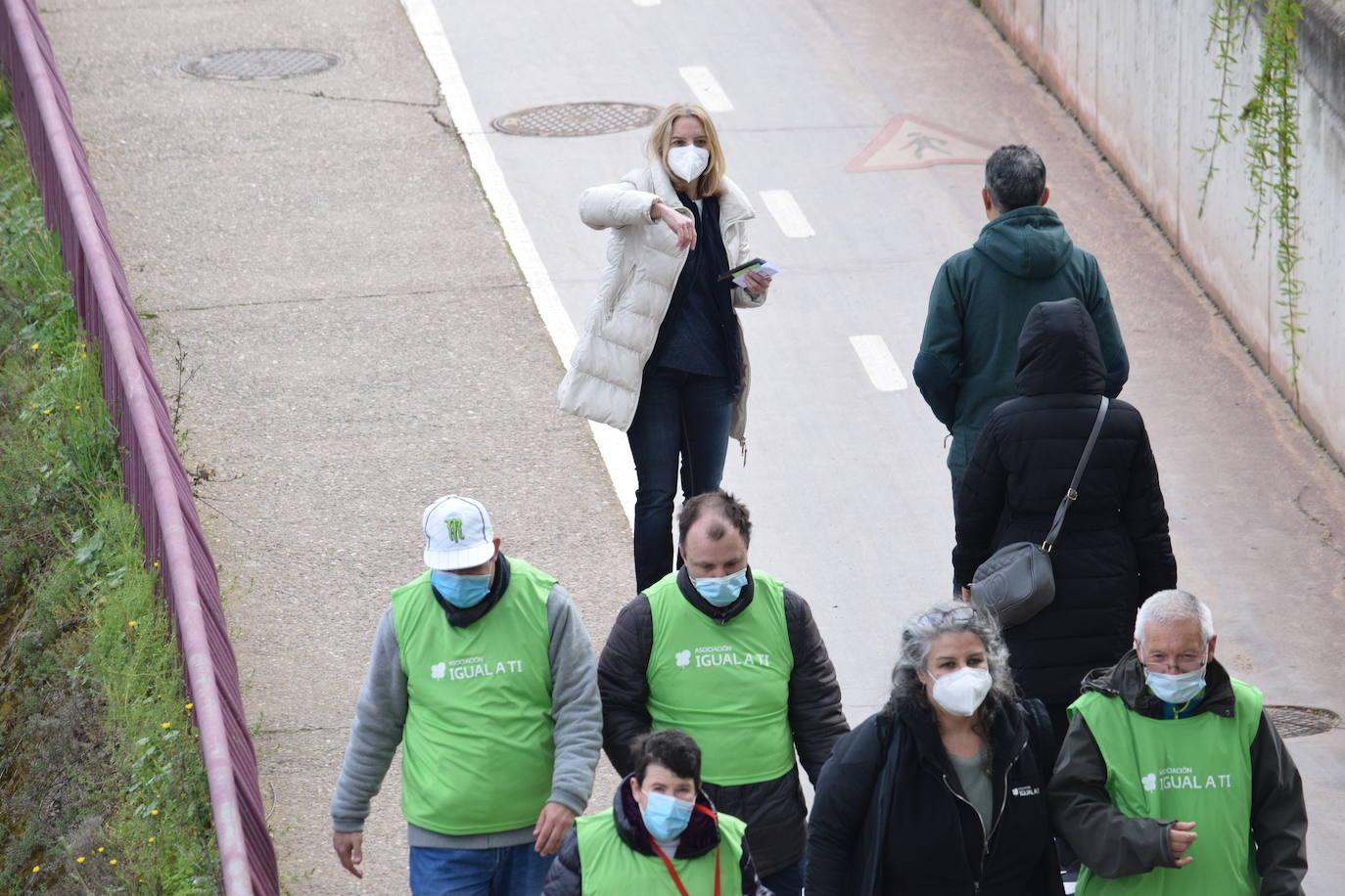 Se reanudan los 'Paseos saludables' del barrio Madre de Dios después de dos años. En este primer paseo han participado 70 personas.