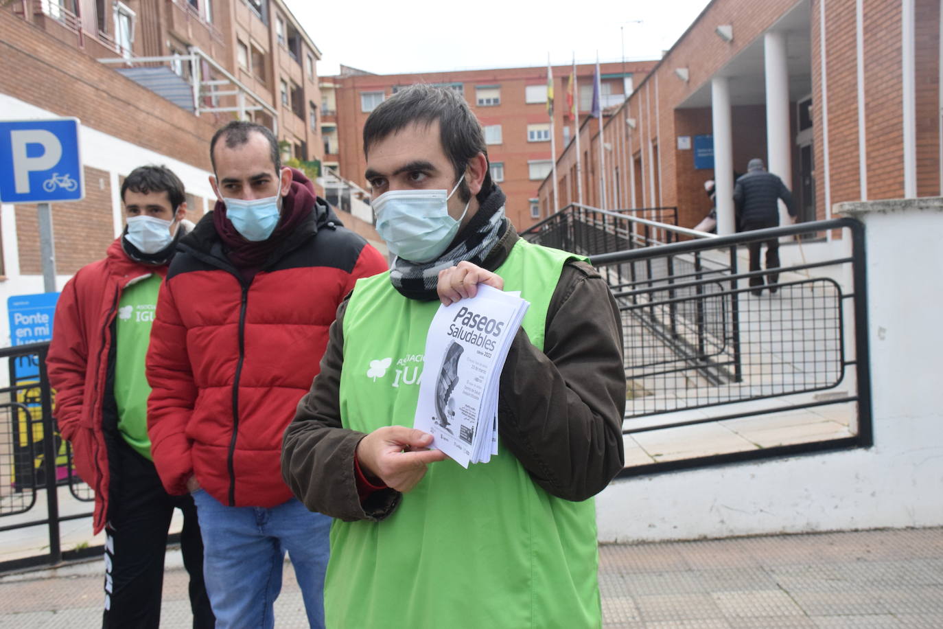 Se reanudan los 'Paseos saludables' del barrio Madre de Dios después de dos años. En este primer paseo han participado 70 personas.