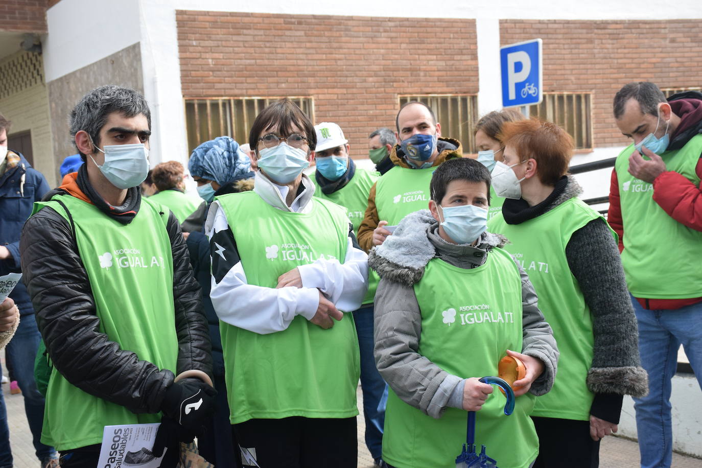 Se reanudan los 'Paseos saludables' del barrio Madre de Dios después de dos años. En este primer paseo han participado 70 personas.