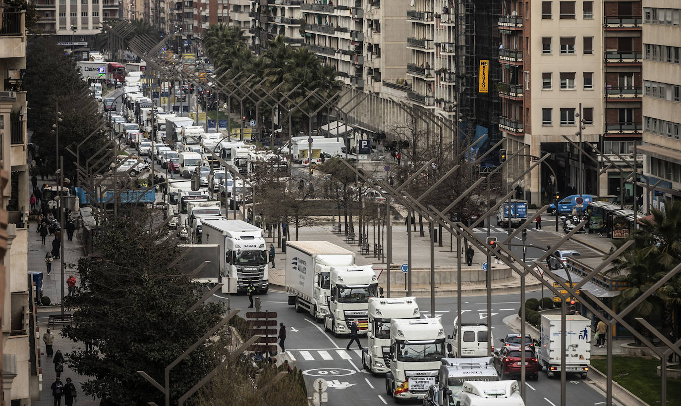 La tercera marcha de camiones recorre este jueves las calles del centro de Logroño. 