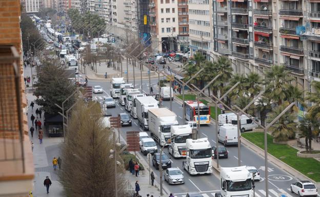 Caravana de camiones por la Gran Vía de Logroño. 