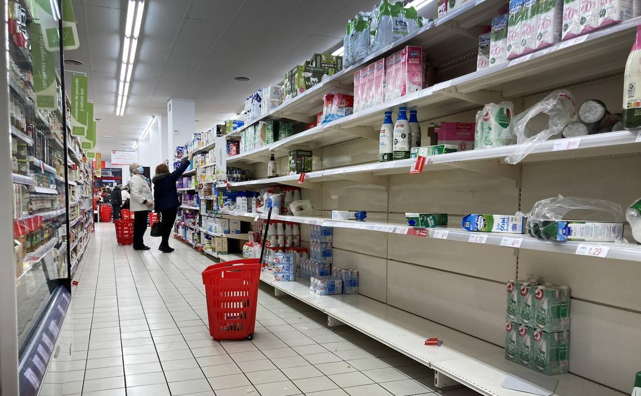 Estanterías vacías en un supermercado logroñés. 